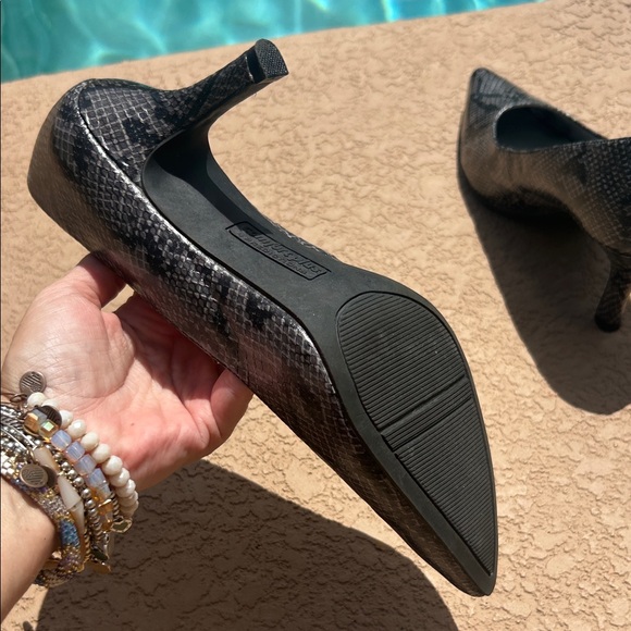 Comfort Plus by Predictions Black & Gray Faux Snakeskin Pumps Sz 9 - Picture 7 of 9